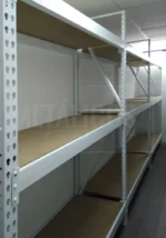 Estantería metálica industrial con tendidos en madera