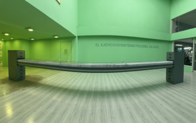 Instalación Mordiendo Polvo del artista Gonzalo García en la Feria Internacional de Arte Un_Fair Tequendama, con mobiliario metálico fabricado por Metálicos Colombia