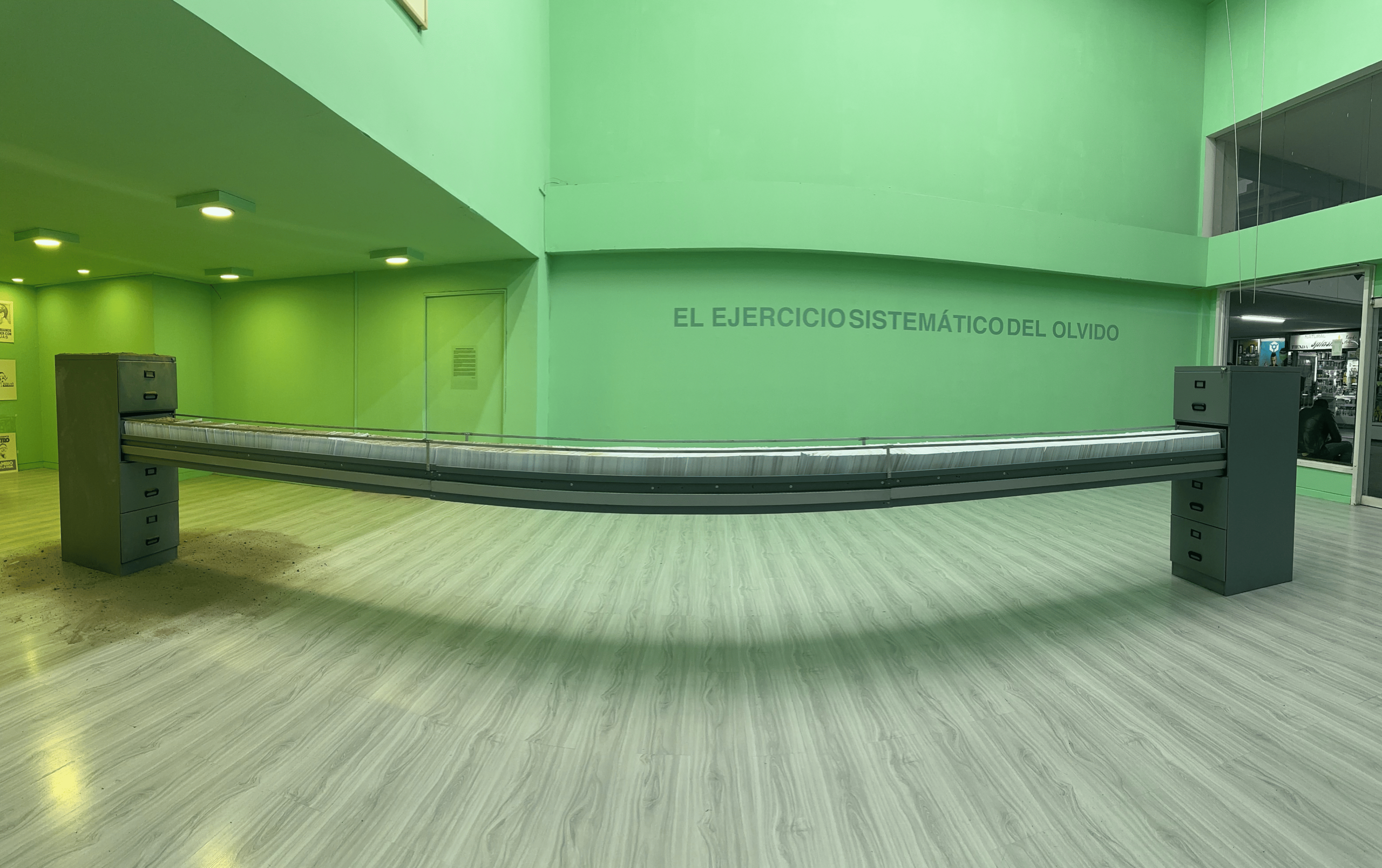 Instalación Mordiendo Polvo del artista Gonzalo García en la Feria Internacional de Arte Un_Fair Tequendama, con mobiliario metálico fabricado por Metálicos Colombia