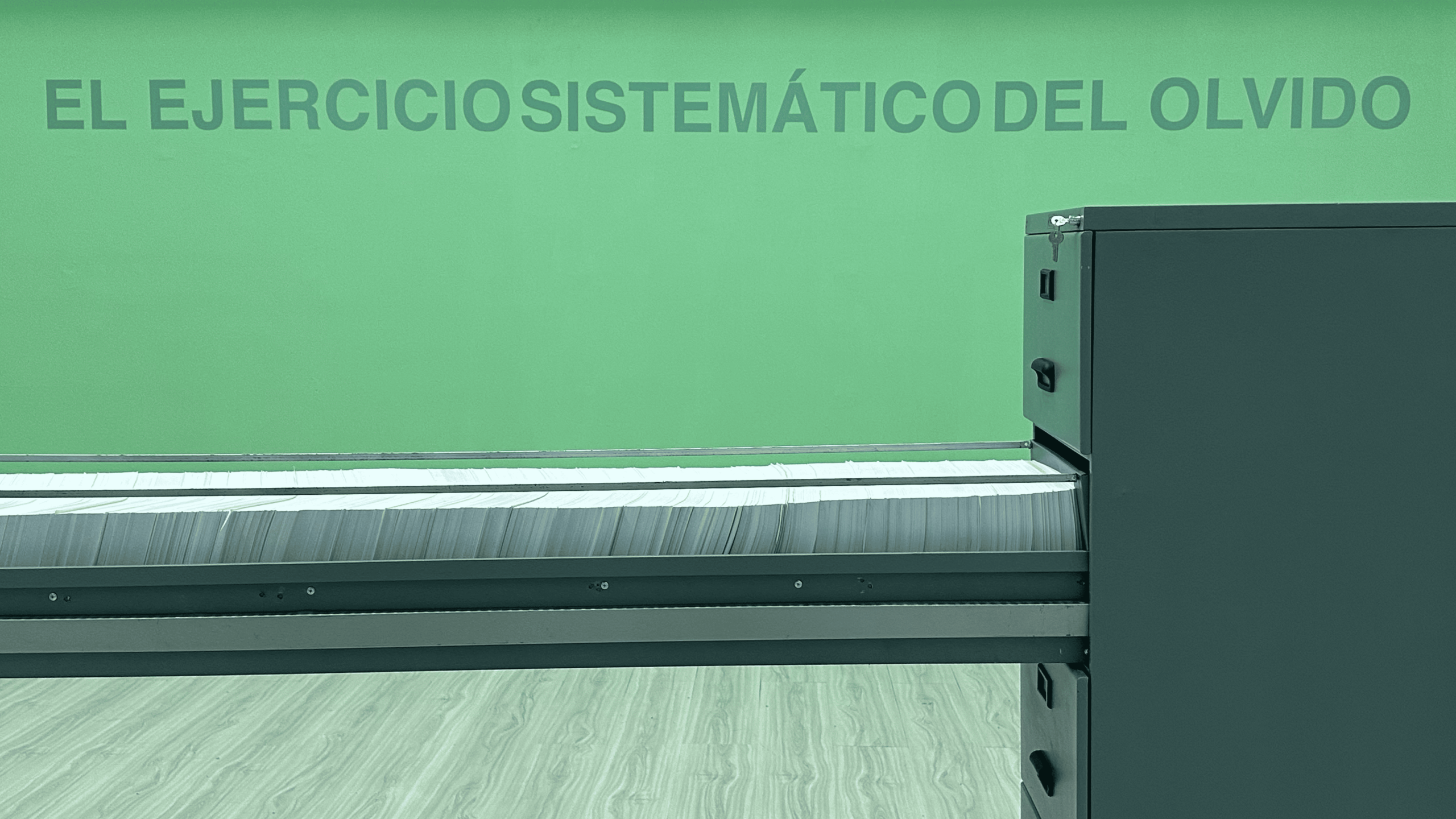 Archivadores metálicos fabricados con materiales recuperados por Metálicos Colombia para la obra Mordiendo Polvo de Gonzalo García.
