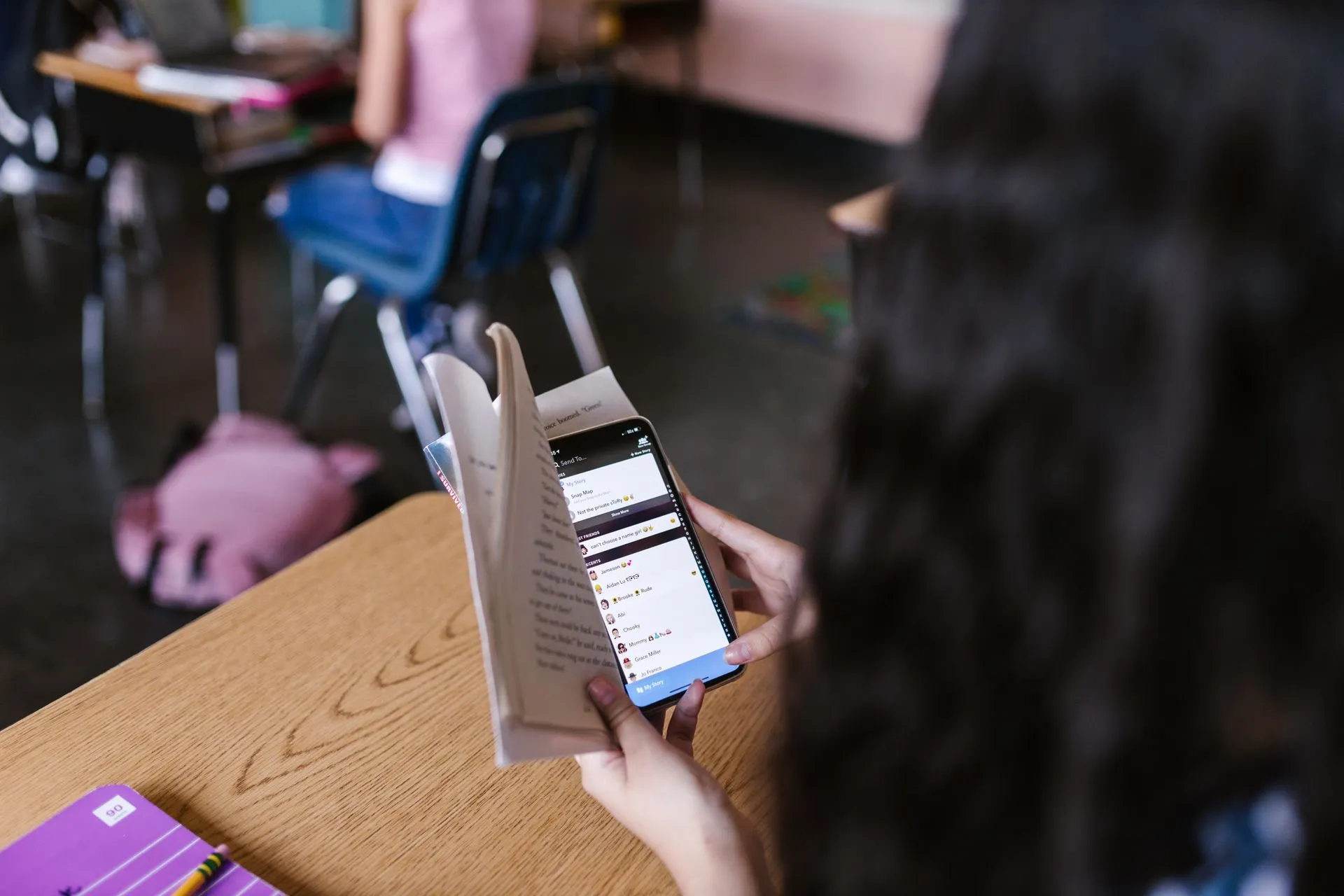 Lockers para celulares en colegios para almacenamiento organizado de dispositivos
